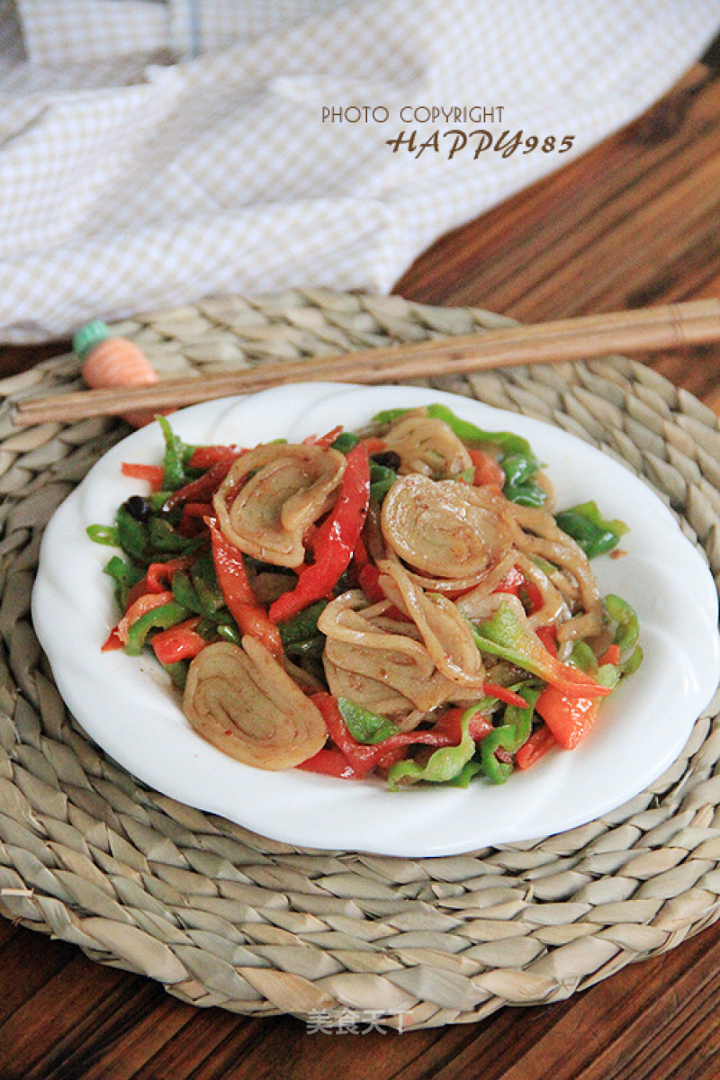 Local Specialties Make Appetizers and Serve Meals-fried Fish Noodles with Double Pepper