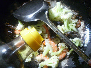 Stir-fried Cauliflower with Black Fungus and Shrimp recipe