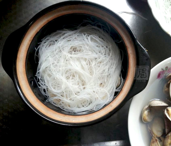 Flower Clam Vermicelli in Clay Pot recipe