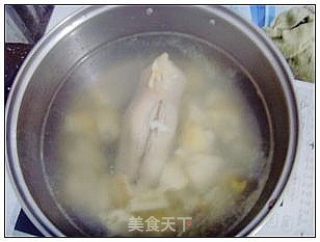Lotus Root and Pig's Feet Soup. recipe