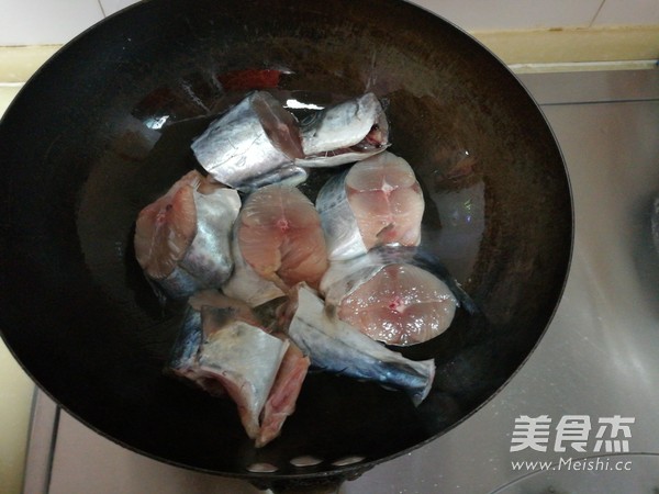 Sauce-flavored Mackerel Cubes recipe