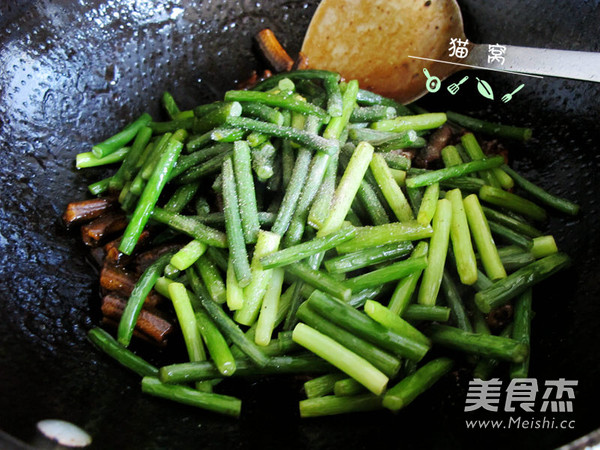 Grilled Rice Eel with Garlic Sprouts recipe