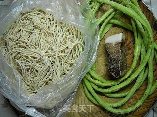 Braised Noodles with Bacon and Cowpea recipe