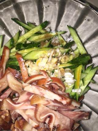 Cucumber Strips Mixed with Pork Ears recipe