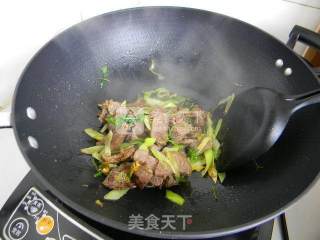 Stir-fried Beef Slices with Scallions recipe