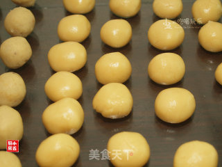 Cantonese-style Lotus Seed Paste Moon Cake recipe