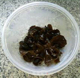 Scrambled Eggs with Chopped Pepper and Black Fungus recipe