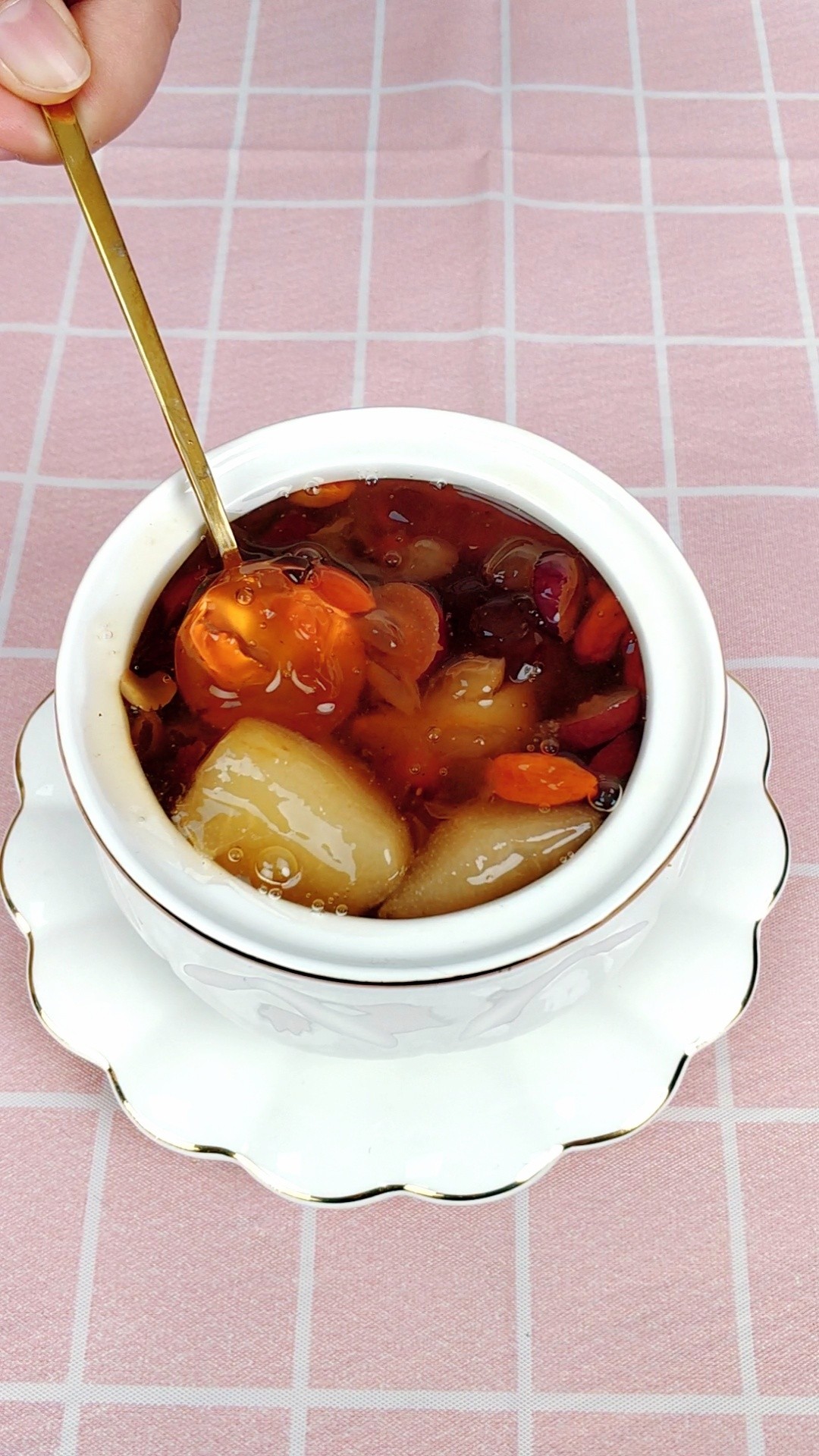 Relieving Cough and Moisturizing The Lungs and Beauty ~ Medlar Pear Stewed Peach Gum recipe