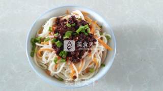 Flavored Chicken Sauce and Chili Noodles recipe