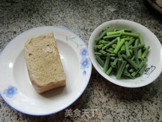 Stir-fried Roasted Bran with Garlic Sprouts recipe