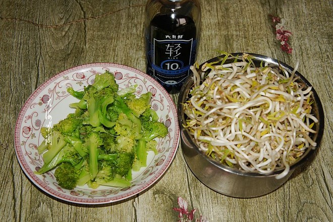 Stir-fried Mung Bean Sprouts with Broccoli Vegetarian recipe
