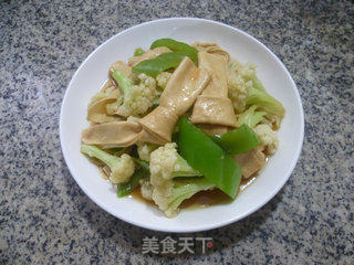 Stir-fried Cauliflower with Hot Pepper Bean Knot recipe