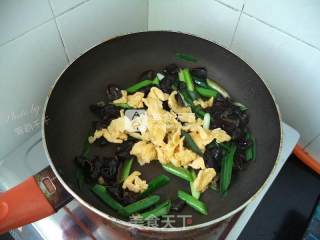 Scrambled Eggs with Fungus and Garlic Seedlings recipe