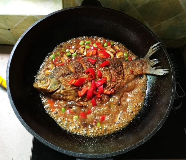 Braised Wuchang Fish with Edamame recipe