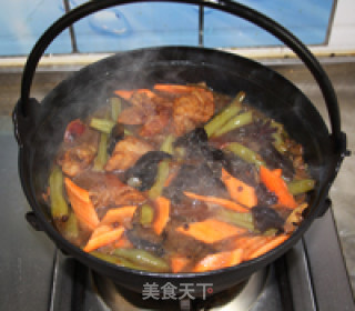 Braised Noodles with Beans and Pork Ribs in Iron Wok recipe