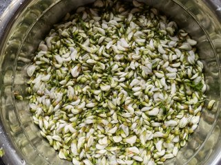 Stir-fried Sophora Japonica with Garlic Cloves and Pepper recipe