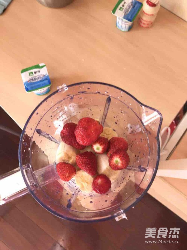 Banana Strawberry Milkshake recipe