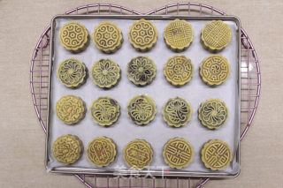 Mooncake with Lotus Seed Paste and Egg Yolk recipe