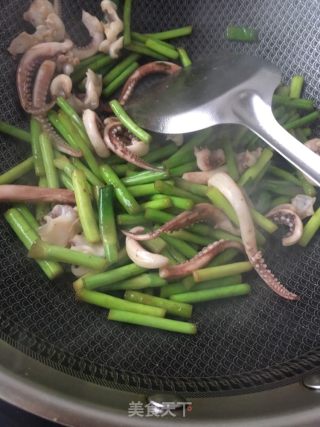 Stir-fried Squid Legs with Garlic Moss recipe