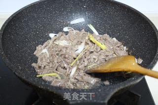 Stir-fried Beef with Pepper Sprouts recipe