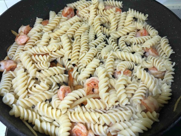 Black Pepper Shrimp Spiral Noodles recipe