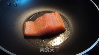 Salmon with Onion and Black Pepper Sauce recipe