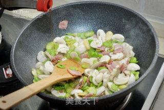 Fava Bean and Mushroom Stir-fried Bacon, A Delicacy Not to be Missed in The Broad Bean Season recipe