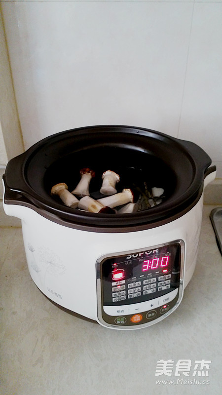 Dendrobium Matsutake Black Chicken Soup-nourishing But Not Dry Health Soup recipe