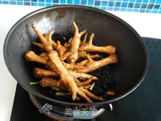 Grilled Chicken Feet with Mushroom Sauce recipe