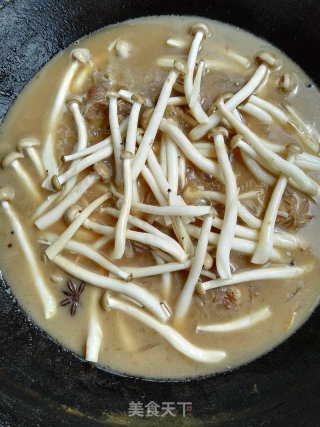 Braised Pork Ribs with Crab Mushroom Vermicelli recipe