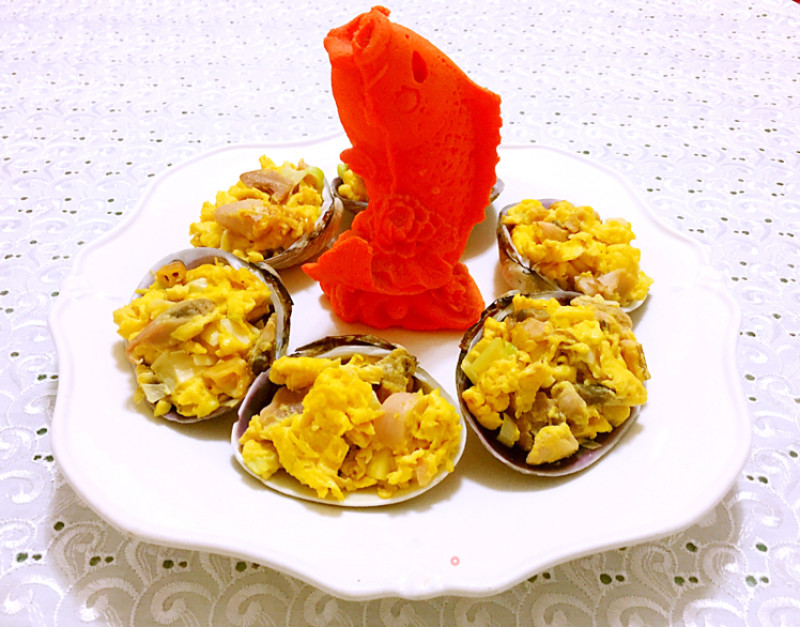 Scrambled Eggs with Big Clams