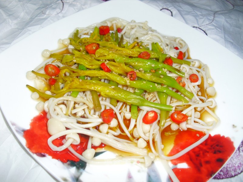 Fresh Yellow Flowers Mixed with Enoki Mushrooms recipe