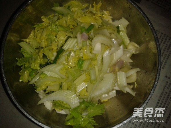 Celery Stir-fried Thousand Sheets recipe