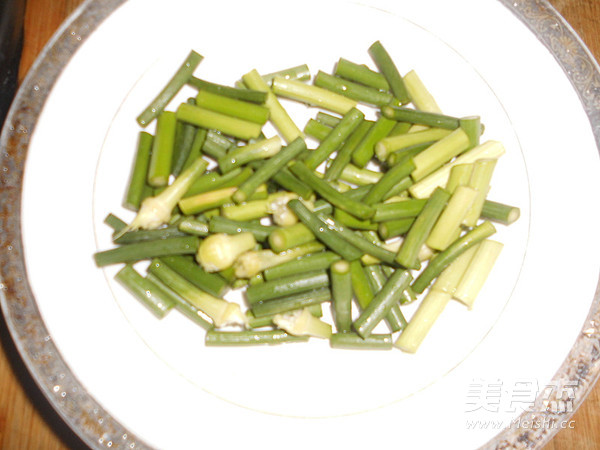 Stir-fried Sea Hare with Garlic Stalks recipe