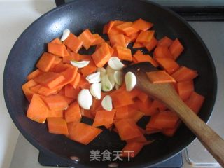 Fried Chicken with Carrots and Fungus recipe