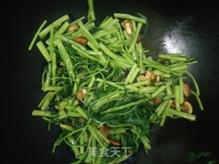 Stir-fried Fatty Pork with Water Spinach recipe