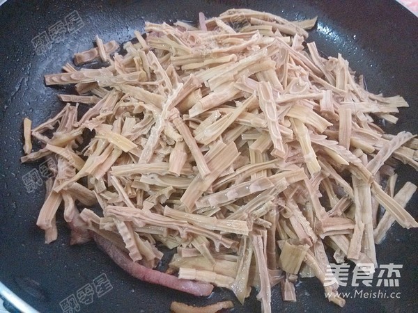 Stir-fried Dried Bamboo Shoots with Green Pepper and Bacon recipe