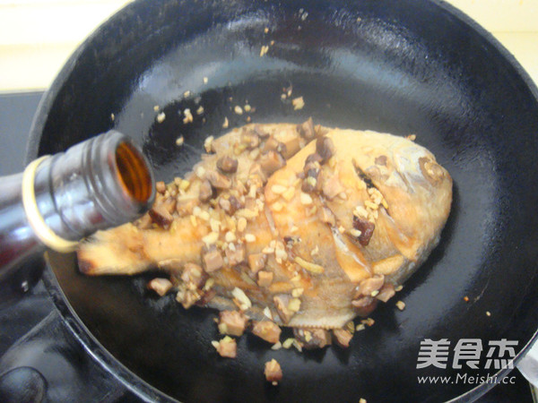 Braised Pomfret with Mushrooms recipe