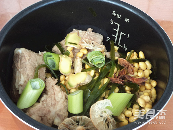 Seaweed Soy Pork Ribs Soup recipe