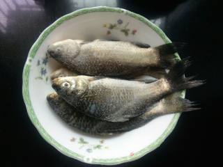 Pan-fried Small Crucian Carp recipe