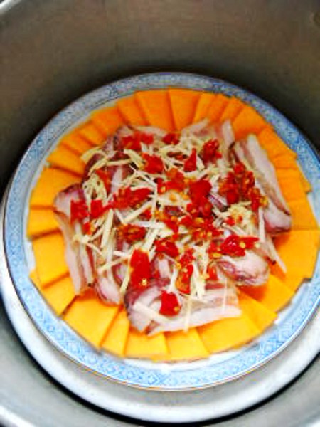 Steamed Pumpkin with Chopped Pepper and Bacon recipe