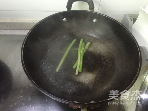 Hand-rolled Noodles with Asparagus recipe