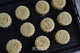 #新良第一节烤大赛#cantonese-style Double Egg Yolk Coconut Paste Mooncake recipe