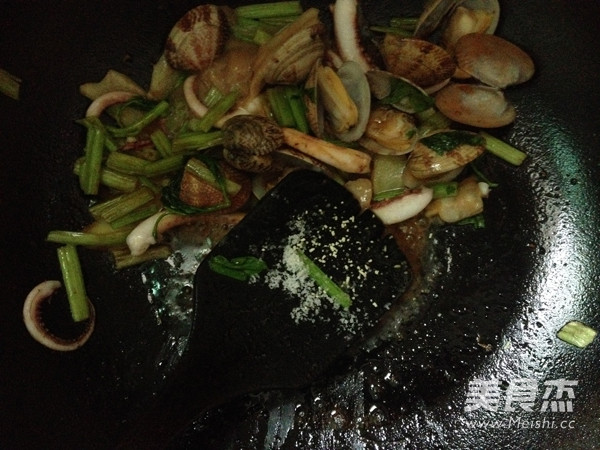 Stir-fried Seafood with Ginger recipe