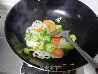 Broccoli Stir-fried Carrot and Lotus Root recipe