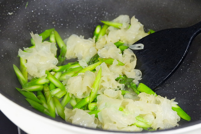 Stir-fried Tremella with Asparagus recipe