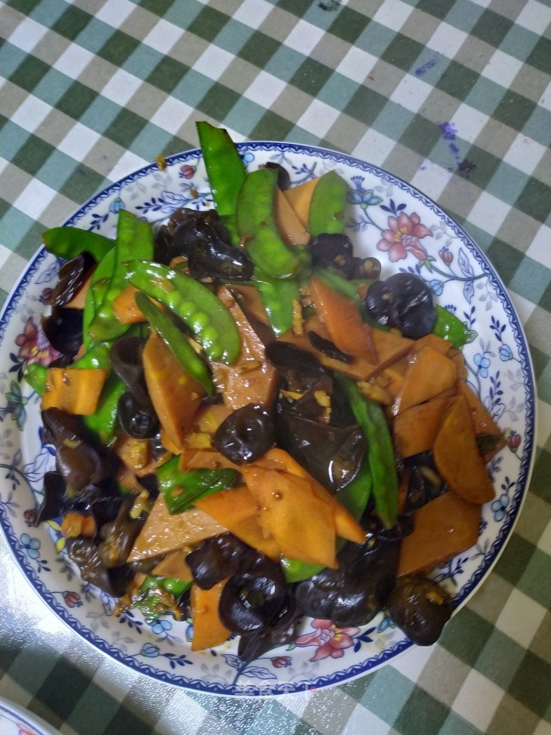 Stir-fried Snow Beans with Fungus and Carrots recipe