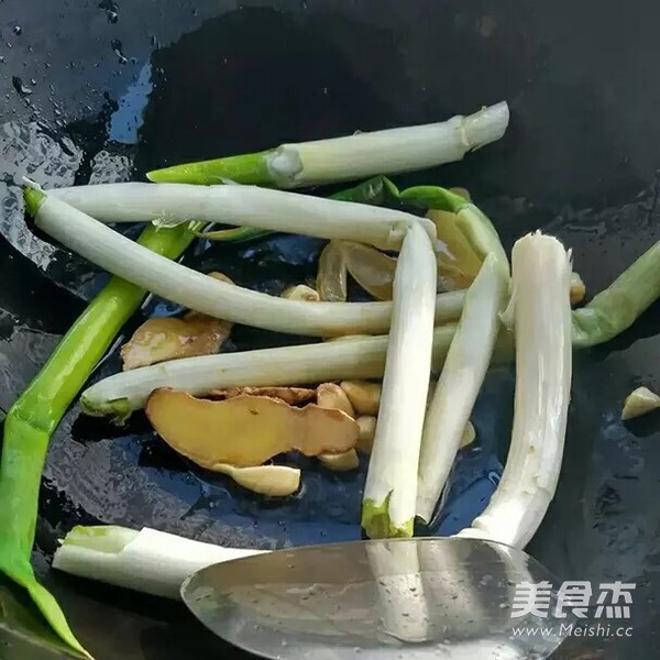 Stewed Potato Steak with Scallions recipe