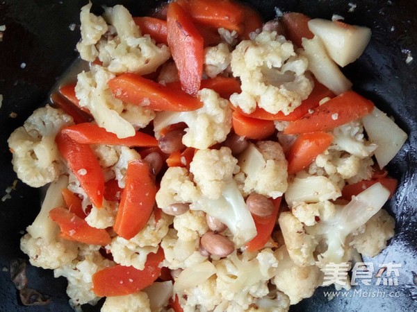 Stewed Peanuts, Cauliflower, Carrots in Bone Soup recipe