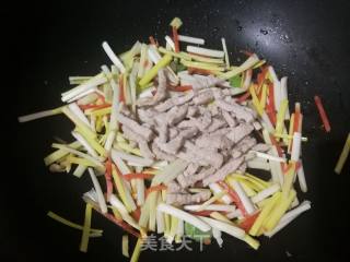 #团圆饭# Stir-fried Shredded Pork with Garlic recipe